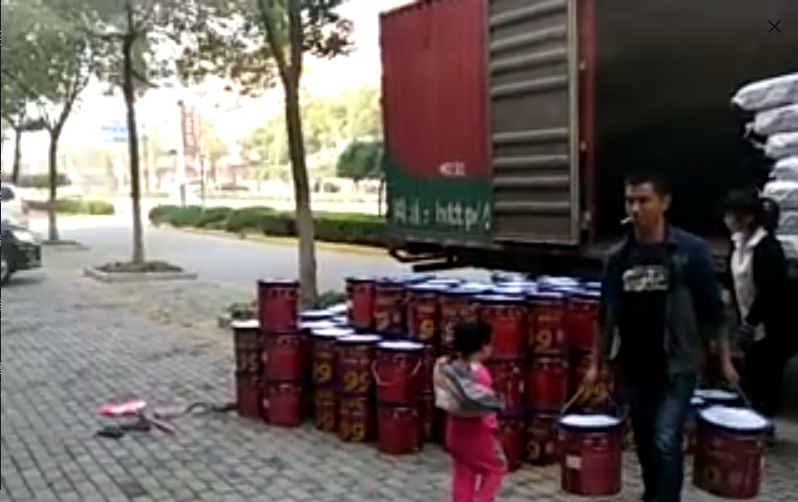 服務(wù)客戶,友情漆樣樣做足100分 服務(wù)客戶,友情漆樣樣做足100分